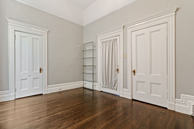 Building Photo - 2 Bed, 2 Bath Victorian Style Condo with M...