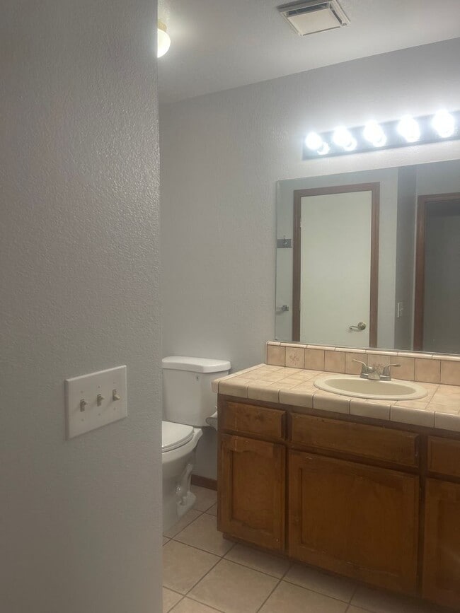 Building Photo - 651 Country Oak Dr