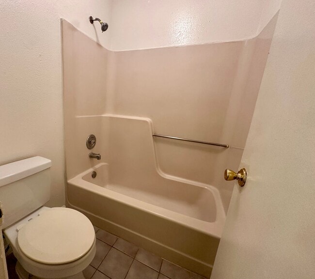 Building Photo - For Lease | 2 Bed, 1.5 Bath | 900 Sq Ft | Meadow Village