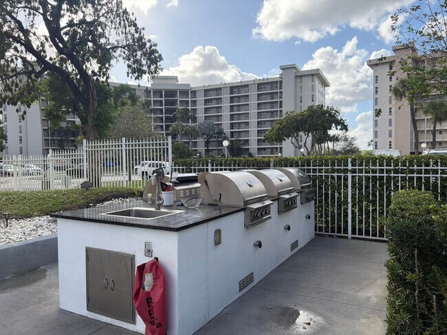 Building Photo - 3001 S Course Dr