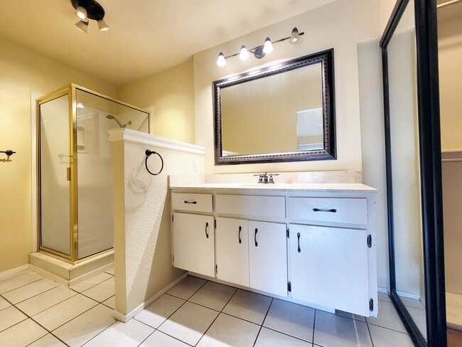 Building Photo - Modern and Cozy 2/BR 2/BA Home in Gated Co...