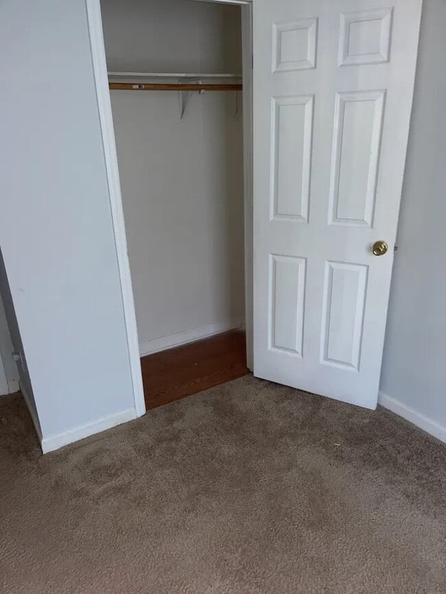 Building Photo - 2 Bedrooms 1.5 bathroom