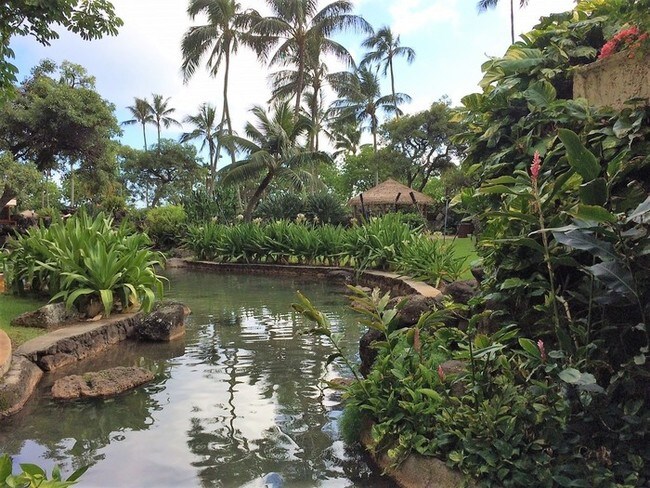 Building Photo - Mauna Luan 2BR/2BA/2PK Desirable End Unit
