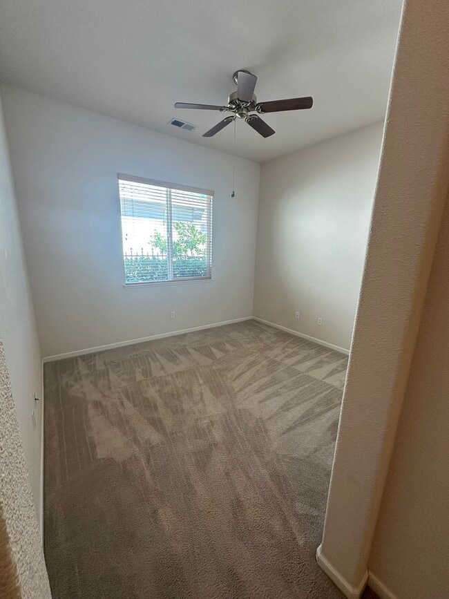 Building Photo - 2 Bed 2 Bath Plus Den In Summerset Orchard...
