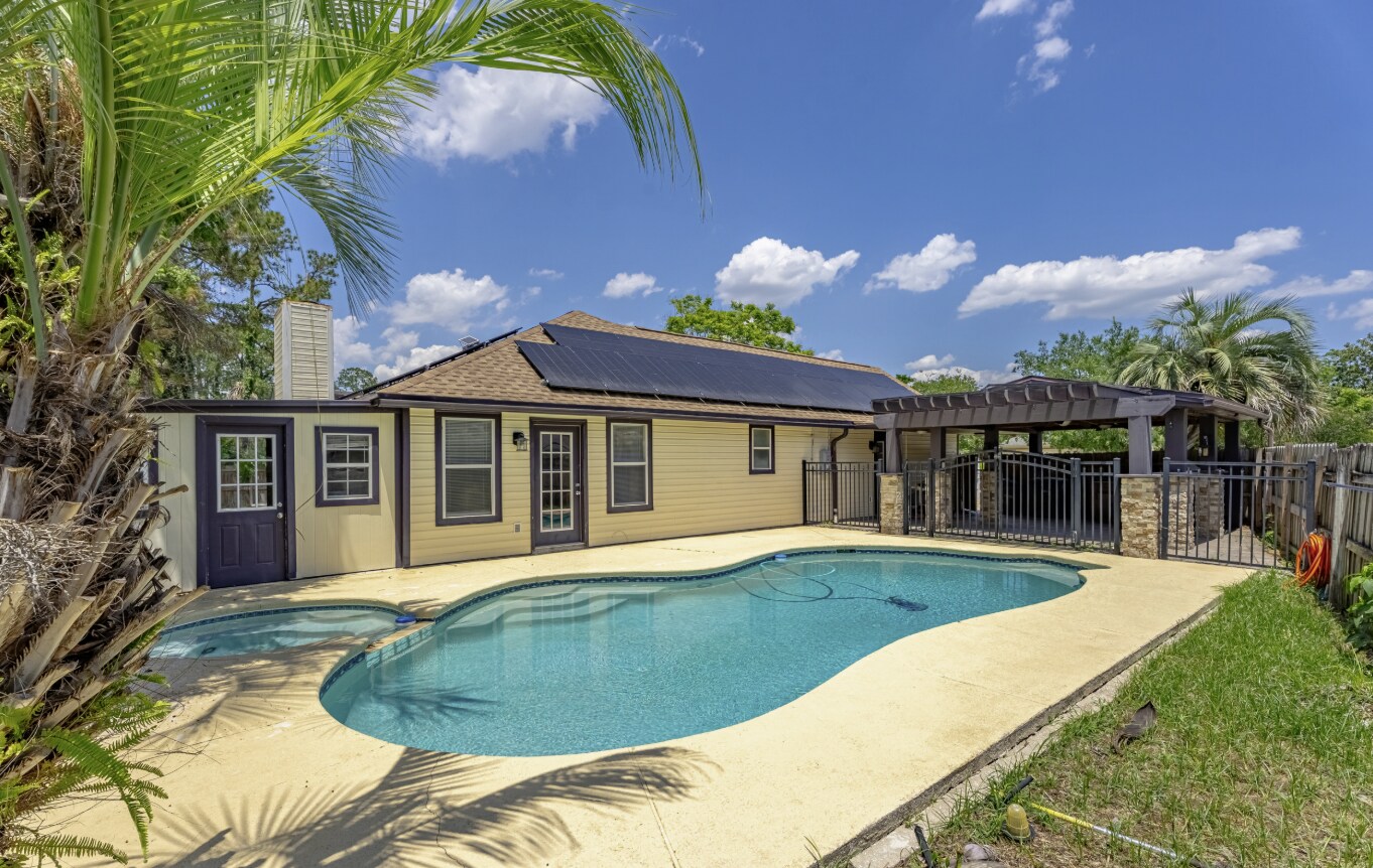 Building Photo - 2162 Saint Martins Dr E