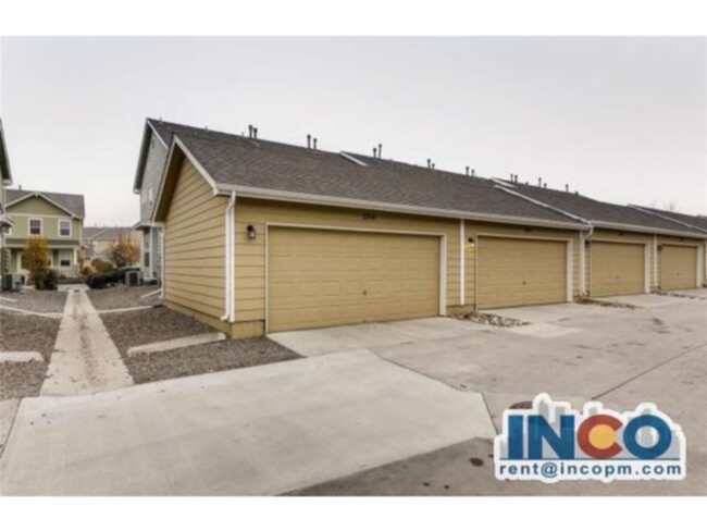 Building Photo - Spacious 3 bed 3 bath Townhome end unit wi...