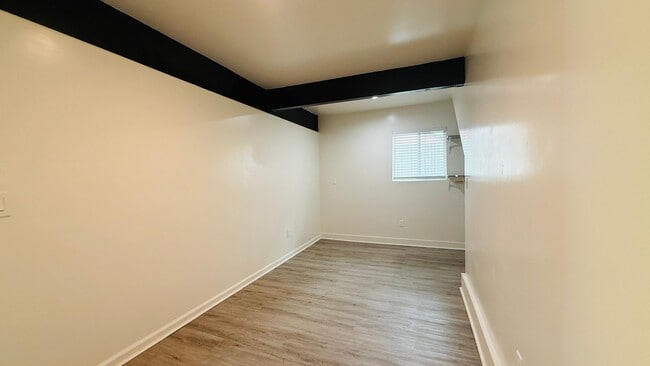 Building Photo - Private and quiet 1-bedroom. In-unit laundry!