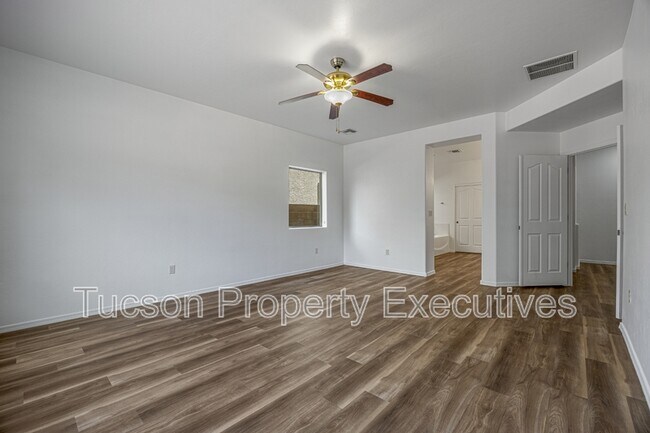 Building Photo - 7585 E Picket Fence Ln