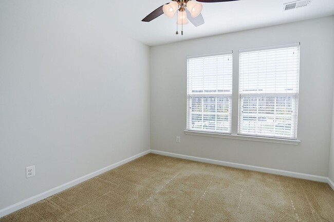Building Photo - Move-in ready Townhome in Wenworth Green C...