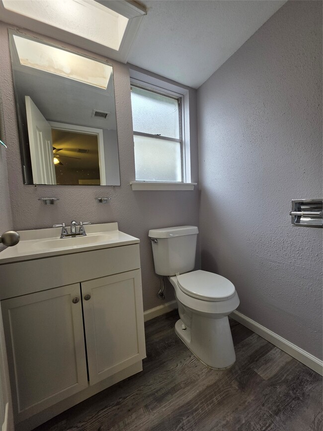 Building Photo - 9611 Jaywood St