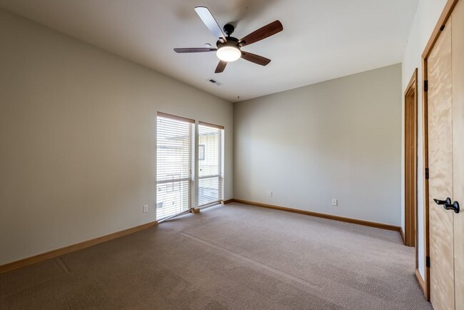 Building Photo - Luxury Three Bedroom Townhome in Johns Lan...