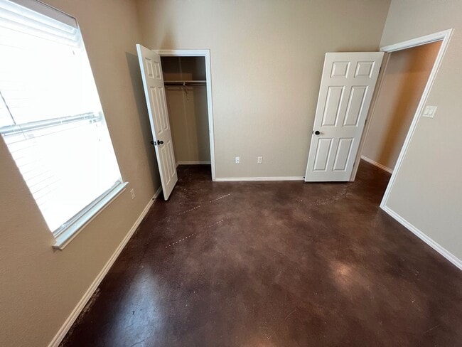 Building Photo - Luxury 3/2 duplex in NBTX