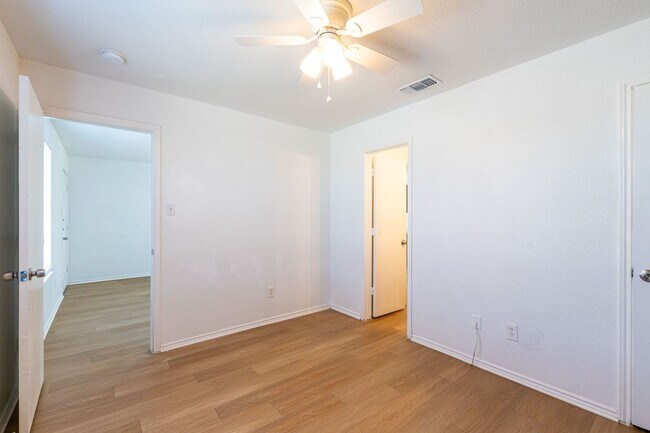 Building Photo - 5904 Greengate Dr
