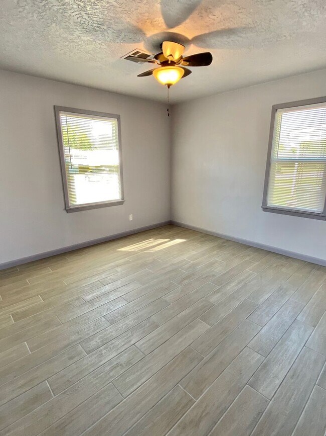 Building Photo - 709 E Steed Dr