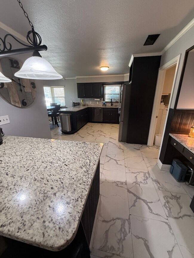 Building Photo - PRE LEASING for Fall 2026! 5 bedroom 3 bath Home!