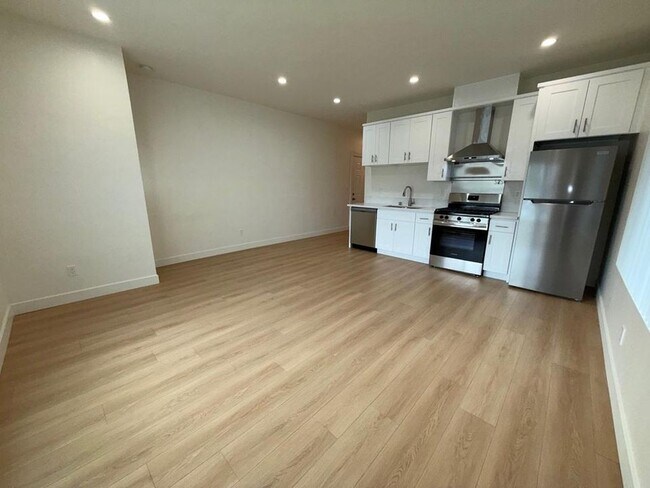 Primary Photo - 1327 N Kingsley Dr