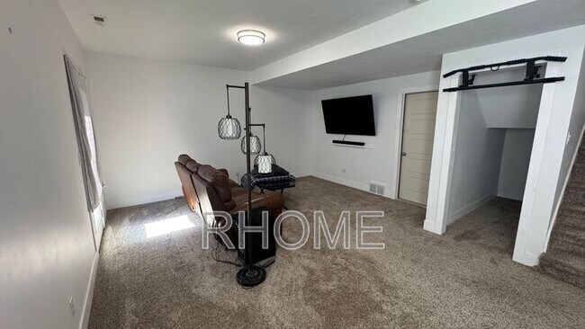 Building Photo - 8044 N Clydesdale Dr