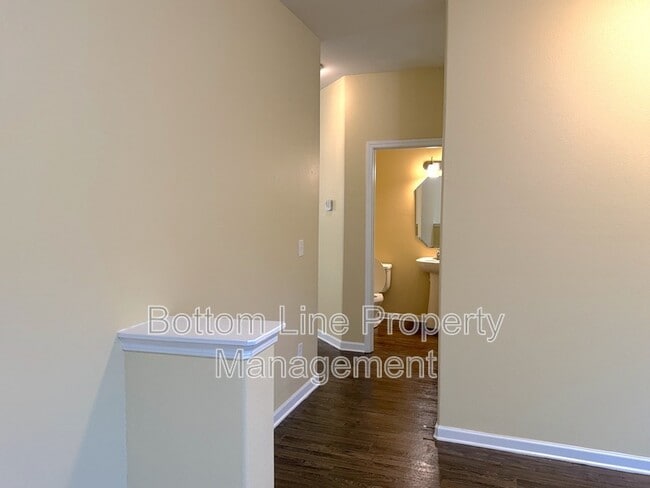 Building Photo - 1321 Waylon Ave