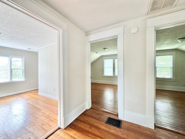 Building Photo - Adorable 2 Bedroom - Upstairs Unit Conveni...