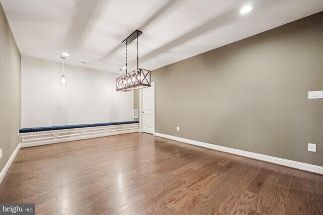 Building Photo - 448 Salk Cir