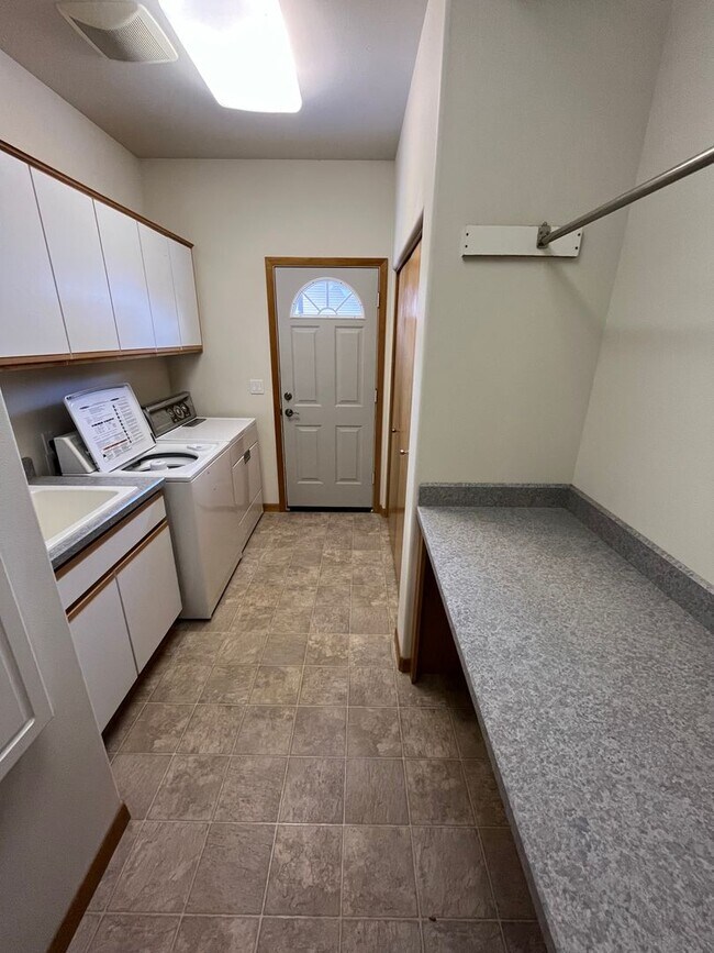 Building Photo - Spacious 3 Bed/3.5 Bath Home with Two Prim...