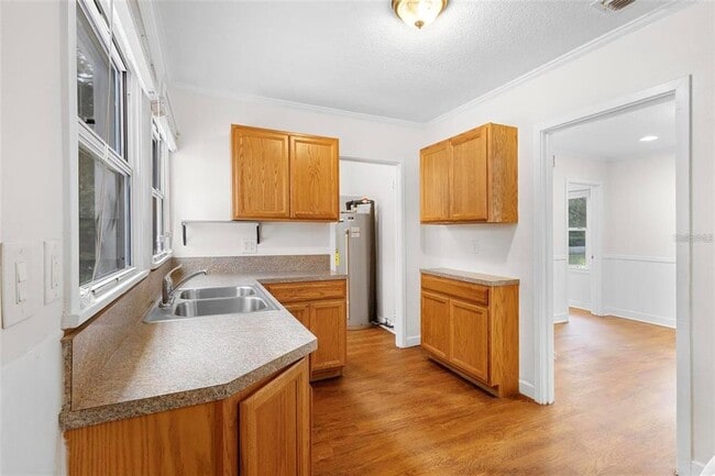 Building Photo - 605 N Amelia Ave