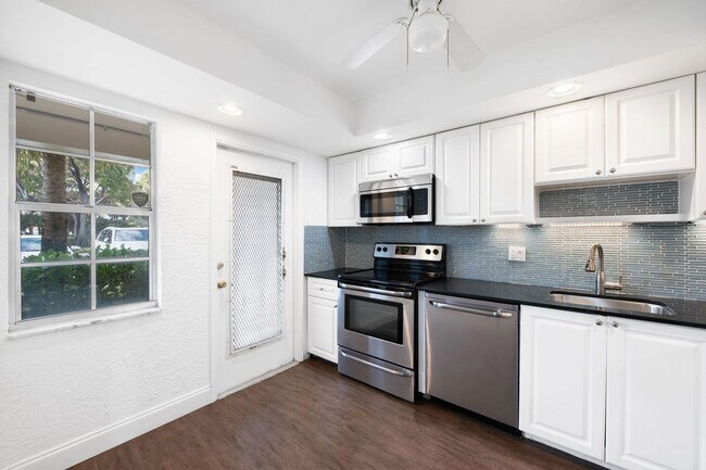 Building Photo - 2851 S Palm Aire Dr