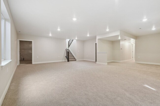 Building Photo - Gorgeous Ranch with 4 BR/3 1/2 Baths in Li...