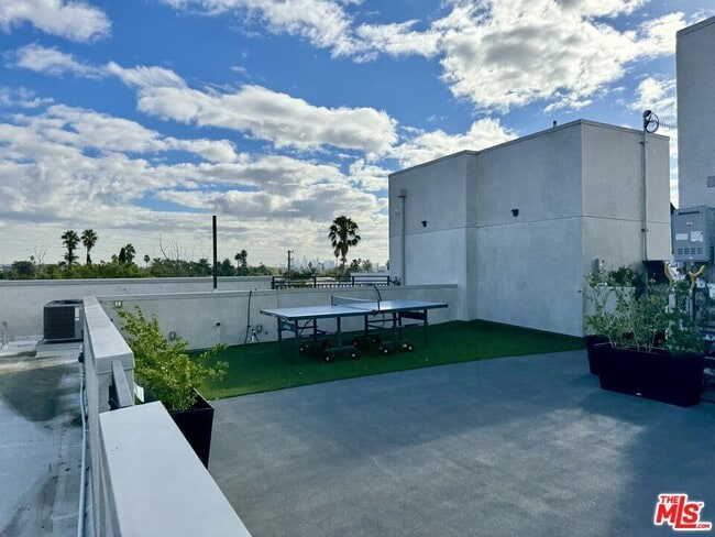 Building Photo - 857 Hayworth Ave