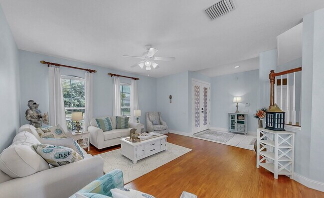 Building Photo - 5-bedroom, 3-bathroom rental home located in the Fox Wood community in Florida