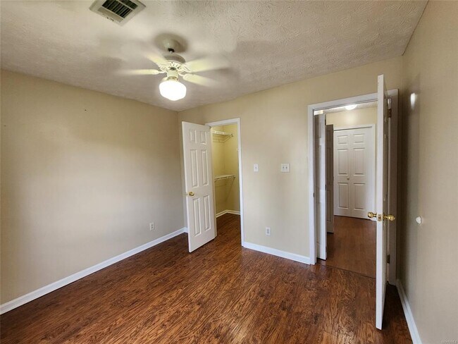 Building Photo - 549 Sheila Blvd