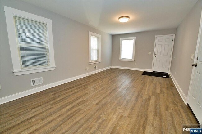 Building Photo - 116 Maple Ave