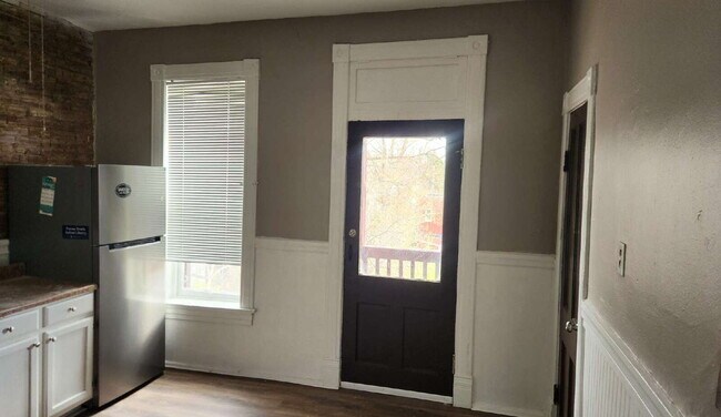 Building Photo - "Charming 1-Bed Oasis in Vibrant St. Louis - Your Urban Retreat Awaits!"