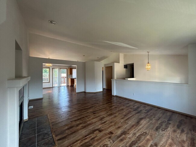 Building Photo - Beautiful 4 bd 3 bath w/ 2-car Garage Home...