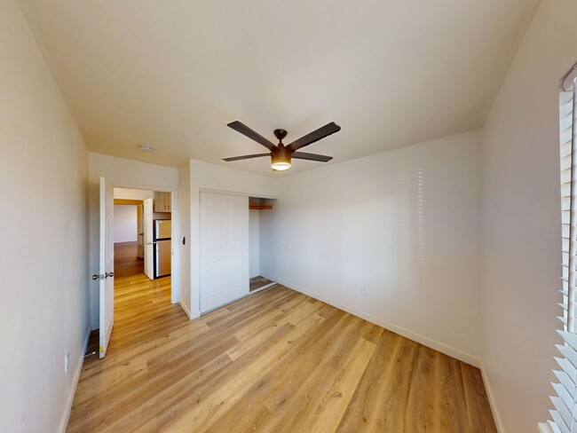 Building Photo - Large 7 Bedroom house on Dorothy - Steps off Campus!!