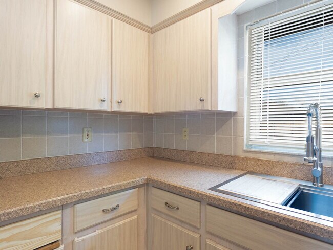 Building Photo - MOVE IN WITH ZERO DEPOSIT - UPDATED 3 BEDROOM HOME IN VENICE