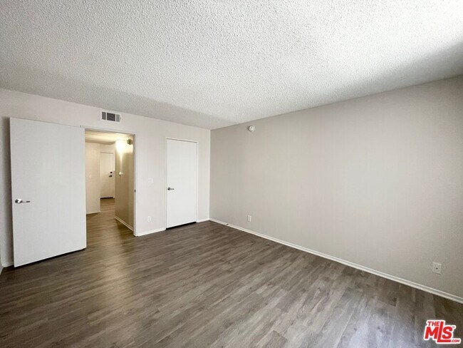 Building Photo - 6228 Fulton Ave