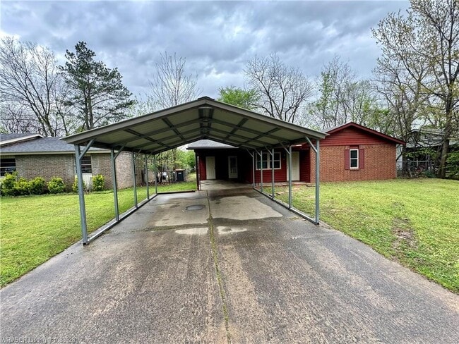 Building Photo - 10 Lura Ln