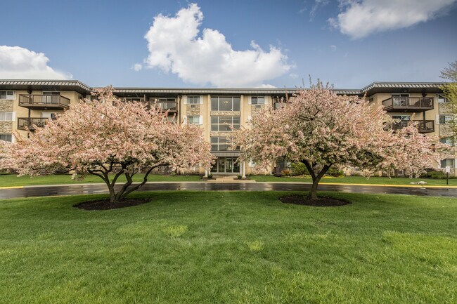 Building Photo - 2218 Falcon Dr