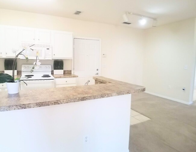 Building Photo - Beautiful 3/2 Pool View Condo  x Rent @ Th...