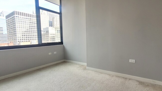 Building Photo - 235 W Van Buren St