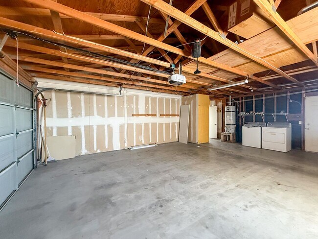 Building Photo - 3 bedroom Home on 2 Acres