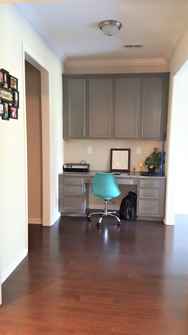 Building Photo - 318 OldCastle Dr