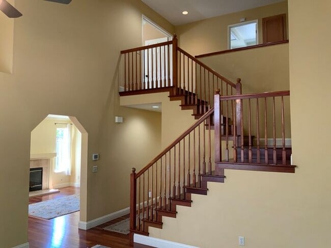 Building Photo - Beautiful Eastside 4 Bedroom, 3 Full baths in quiet neighborhood