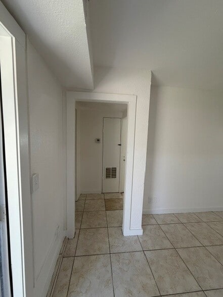 Building Photo - 430 Roseland Dr