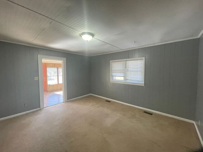 Building Photo - 2 bedroom 1 bath house available