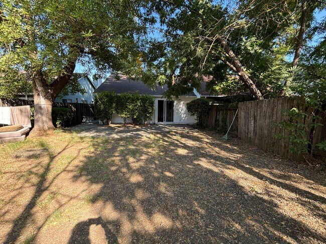 Building Photo - Lovely Cul-de-Sac Home in Davis – Close to Parks & Amenities