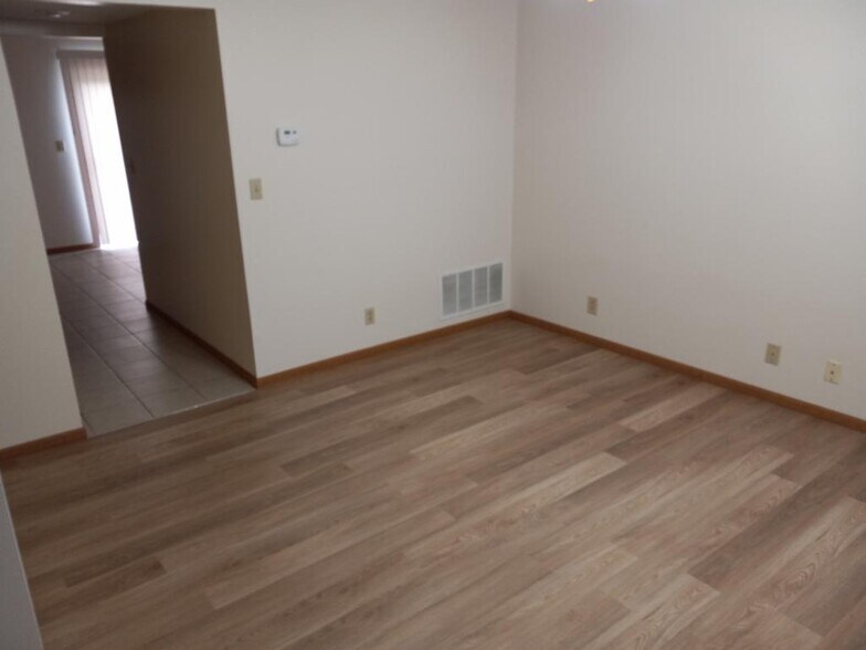 LR - 262 W Main St