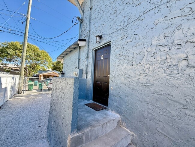 Building Photo - 236 SW 10th Ave