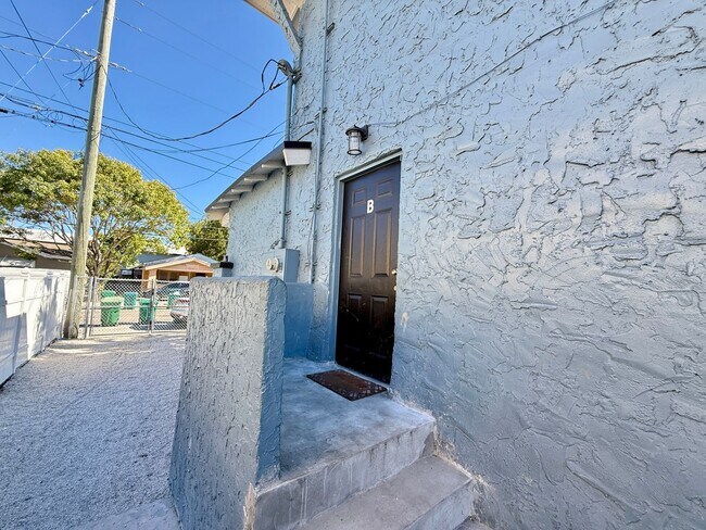 Building Photo - Renovated Large 3 Bed 1 Bath Unit Available For Rent Located In Little Havana.